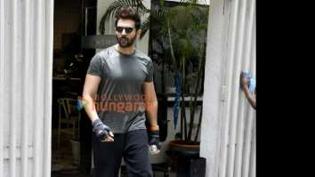 Photos: Kartik Aaryan snapped outside the gym in Juhu