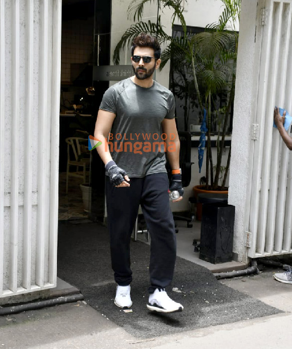 Photos: Kartik Aaryan snapped outside the gym in Juhu