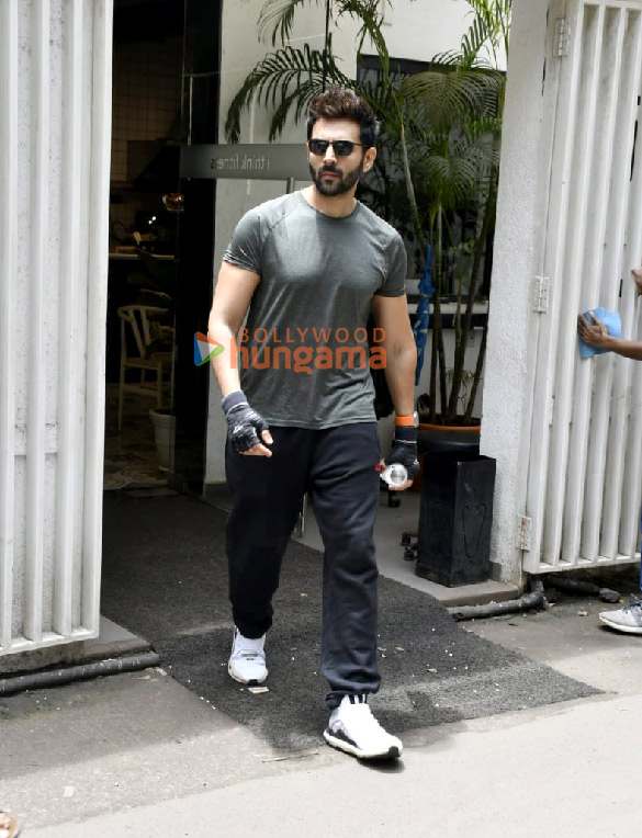 photos kartik aaryan snapped outside the gym in juhu 2