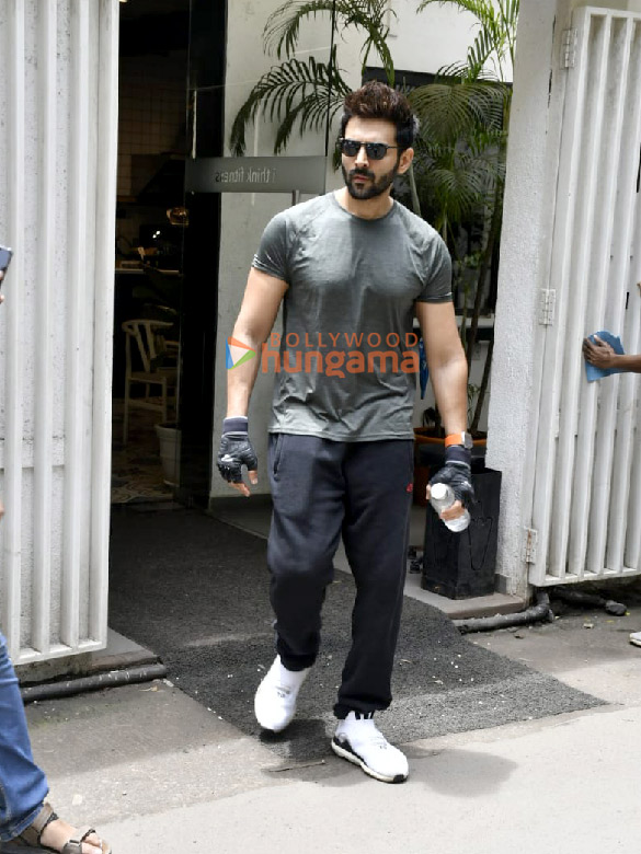 photos kartik aaryan snapped outside the gym in juhu 3