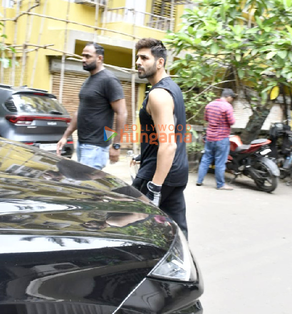 photos kartik aaryan spotted outside the gym 2
