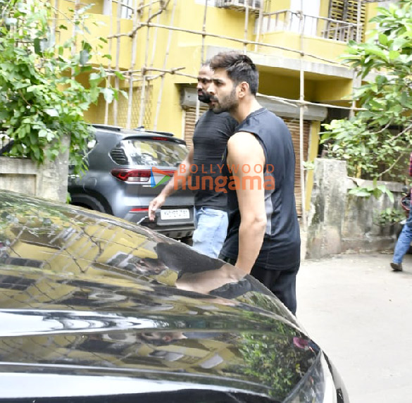 photos kartik aaryan spotted outside the gym 3