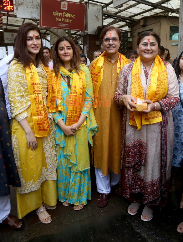 Photos: Kriti Sanon snapped at Siddhivinak Temple with her family Photos: Kriti Sanon snapped at Siddhivinak Temple with her family