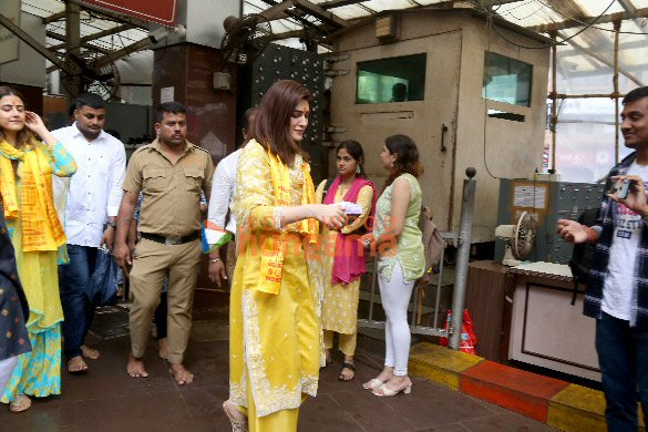 photos kriti sanon snapped at siddhivinak temple with her family 6