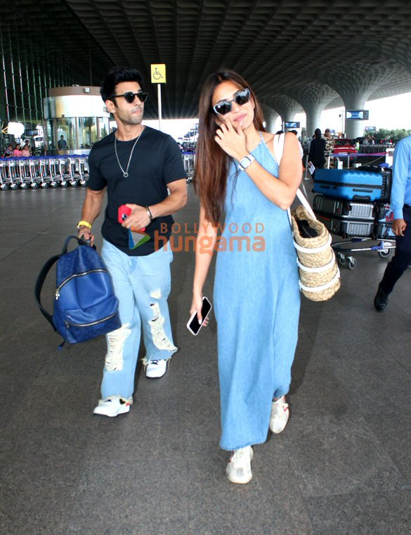 photos malaika arora varun dhawan kriti kharbanda and others snapped at the airport 8