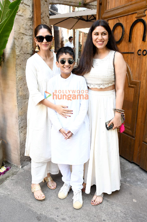 photos mrunal thakur snapped with family in juhu for rakshabandhan 2023 1