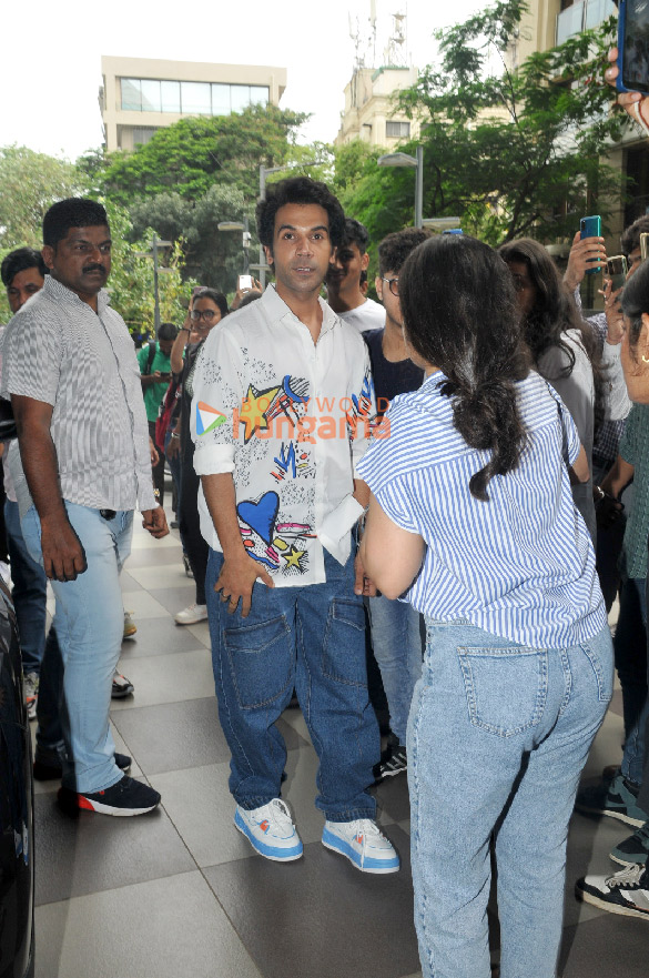 photos rajkummar rao promotes his web series guns and gulaabs at mithibai college 2