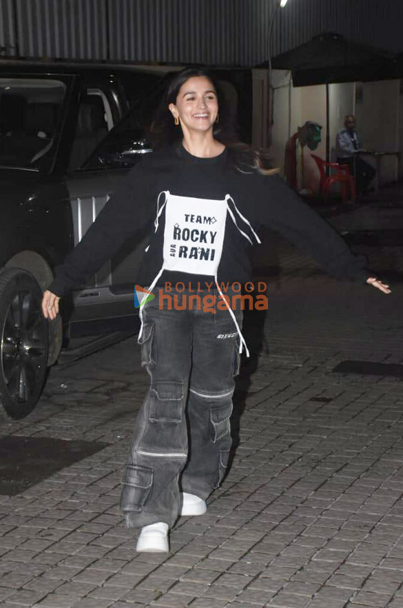 photos ranveer singh alia bhatt and karan johar snapped promoting their film rocky aur rani kii prem kahaani at pvr juhu 7