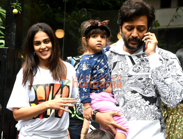 photos riteish deshmukh genelia dsouza farhan akhtar and shibani dandekar snapped at mizu in bandra 3