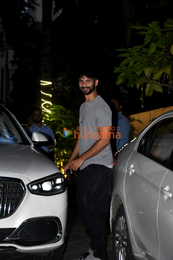 Photos Sara Ali Khan and Shahid Kapoor snapped outside Maddock Films’ office (3)