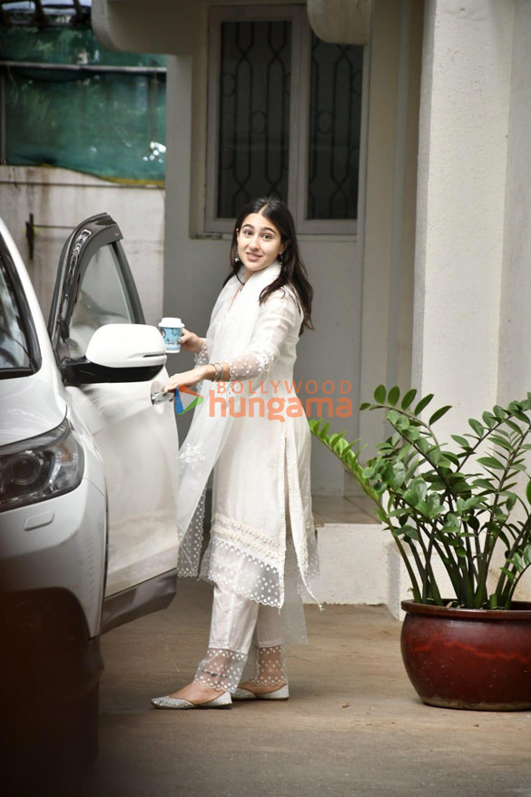 photos sara ali khan spotted at a dubbing studio in juhu 1 2