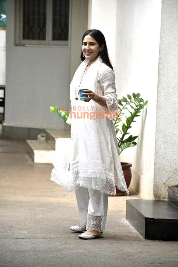 photos sara ali khan spotted at a dubbing studio in juhu 2 2