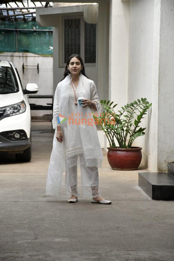 photos sara ali khan spotted at a dubbing studio in juhu 4 2