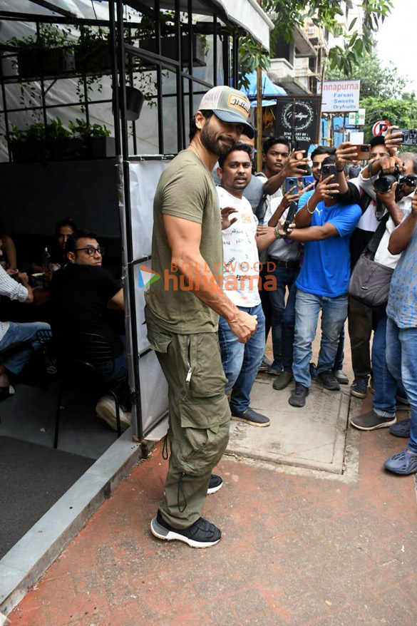 photos shahid kapoor and giorgia andriani snapped in bandra 3