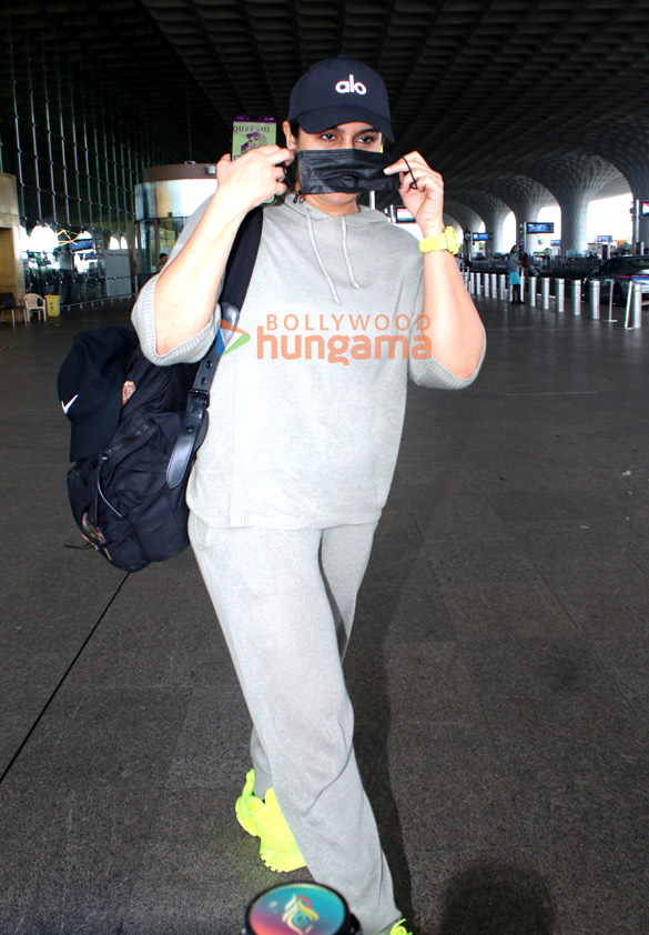photos shraddha kapoor and huma qureshi snapped at the airport 4