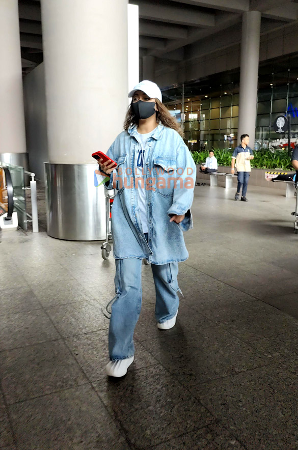 Photos: Sonakshi Sinha, Uorfi Javed and others snapped at the airport Photos: Sonakshi Sinha, Uorfi Javed and others snapped at the airport