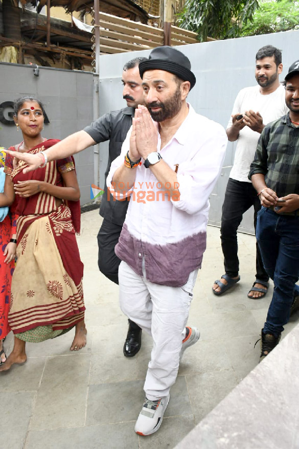 Photos: Sunny Deol spotted in Bandra Photos: Sunny Deol spotted in Bandra