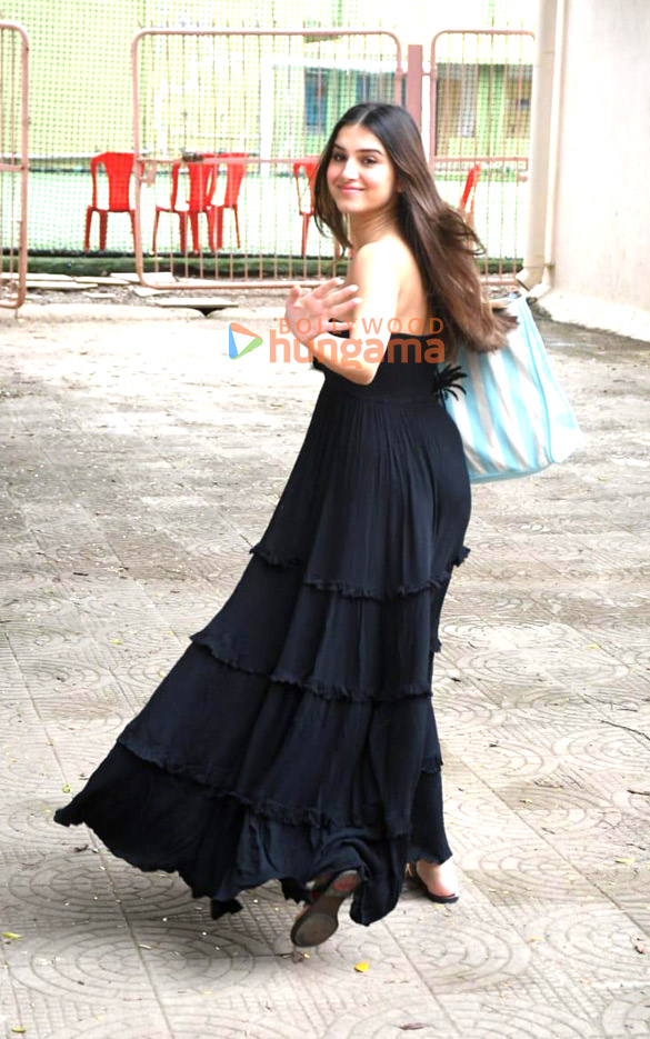 photos tara sutaria snapped in khar 1