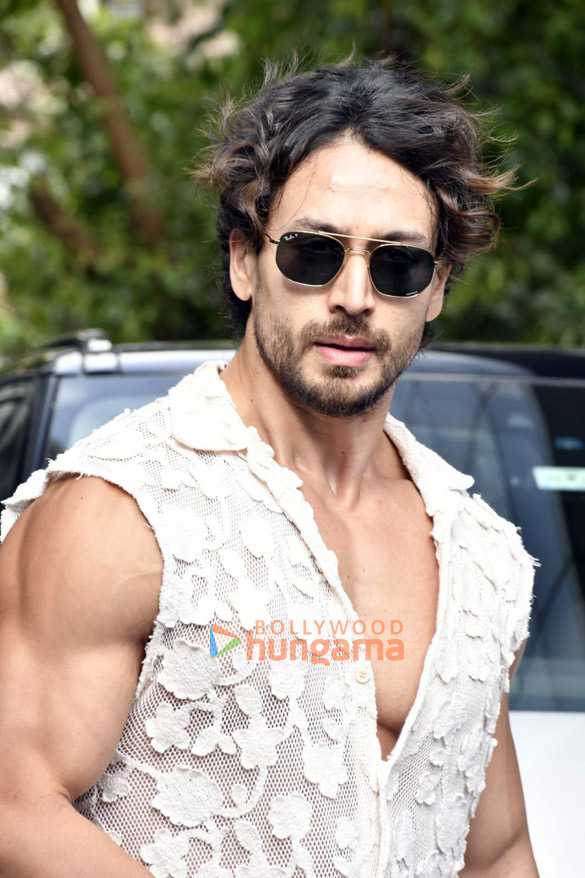 photos tiger shroff snapped at pooja entertainments office in juhu 2