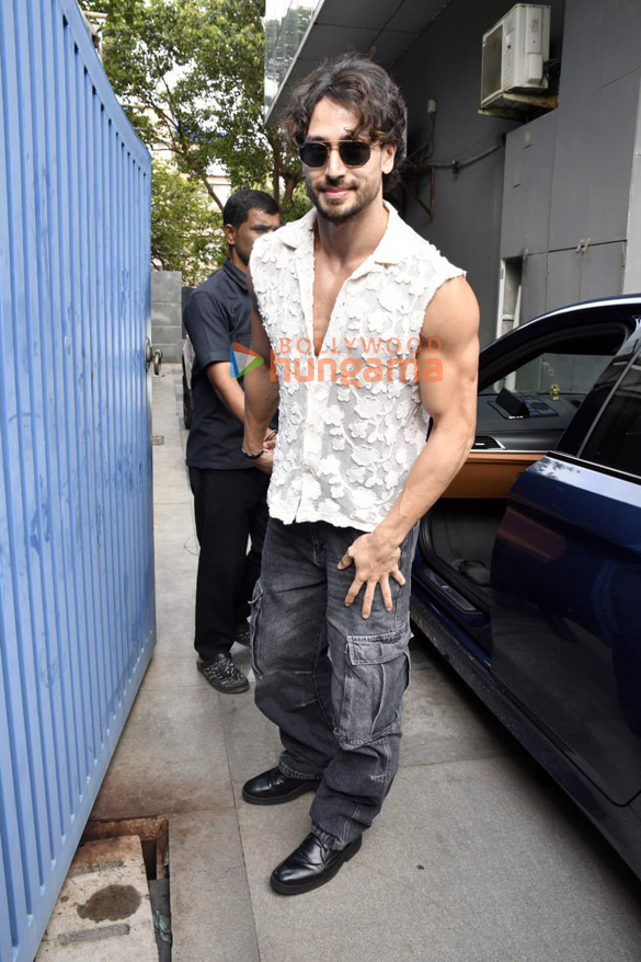 photos tiger shroff snapped at pooja entertainments office in juhu 3
