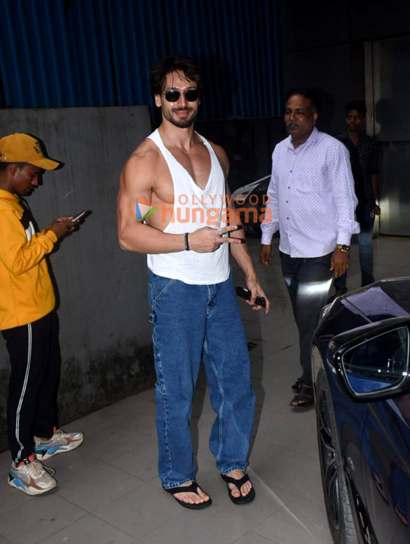 photos tiger shroff snapped in andheri 1 2