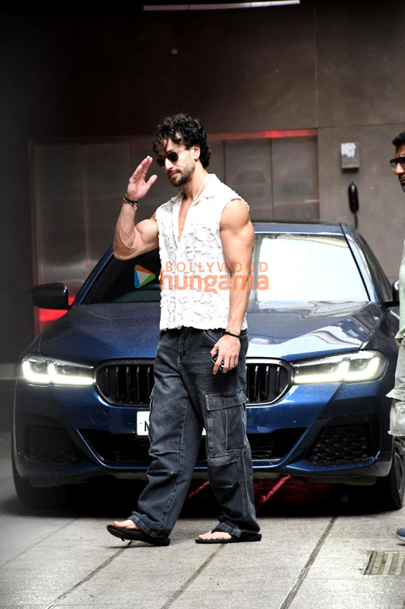 photos tiger shroff snapped in khar 5
