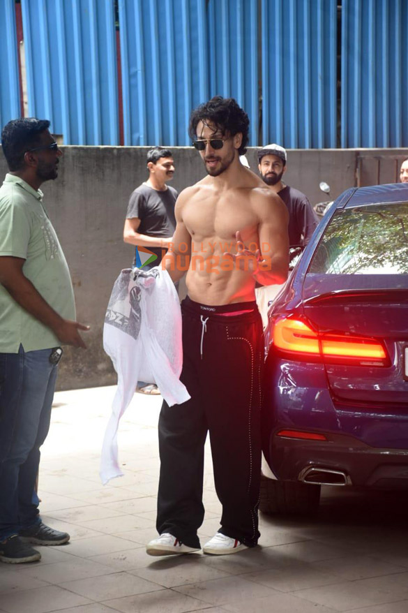 Photos: Tiger Shroff snapped shirtless Photos: Tiger Shroff snapped shirtless