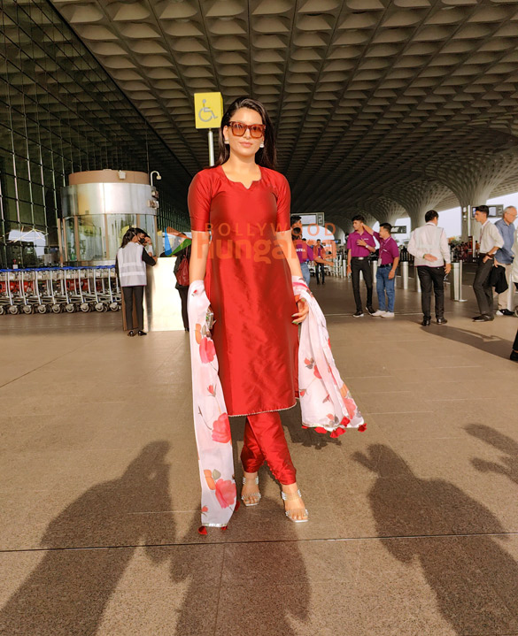 photos urvashi rautela rakhi sawant and manushi chhillar snapped at the airport 4