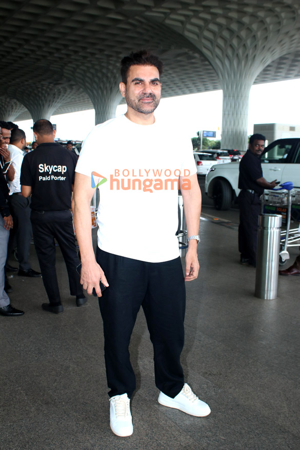 photos vaani kapoor saif ali khan anushka sharma and others snapped at the airport 6
