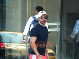 Photos: Varun Dhawan snapped in Andheri