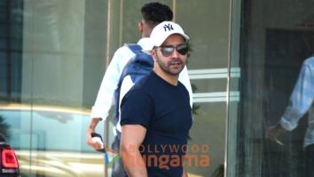 Photos: Varun Dhawan snapped in Andheri