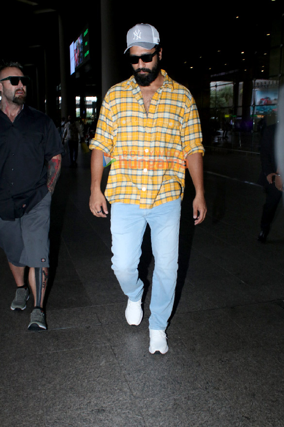photos vicky kaushal snapped in airport 2
