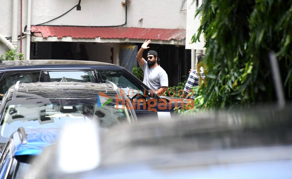 photos vicky kaushal spotted in bandra 2 4