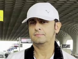 Sonu Nigam flaunts an all white look as he gets clicked at the airport