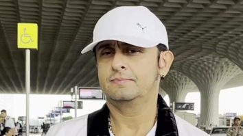 Sonu Nigam flaunts an all white look as he gets clicked at the airport
