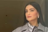 Can’t just stop at one glance, Sonam Kapoor’s mesmerizes with her beauty