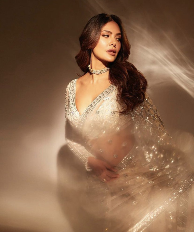 Esha Gupta shows you how to shine like a star in a silver blingy saree by Falguni & Shane peacock