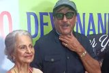 Jackie Shroff poses along with Waheeda Rehman at an event