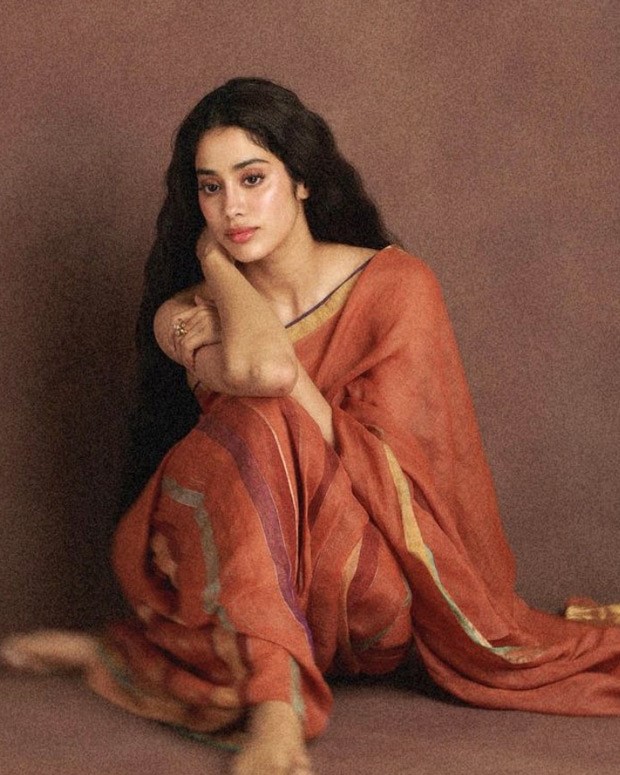 Janhvi Kapoor looks like a work of art in the red linen saree, which will undoubtedly transport you to another era