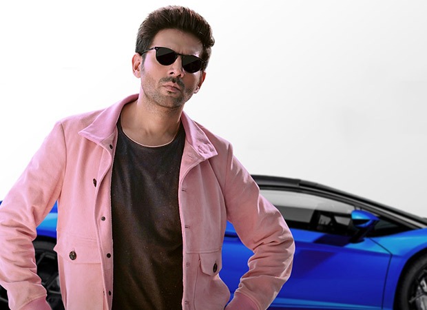 Kartik Aaryan requests for selfies at airport in this new commercial; watch
