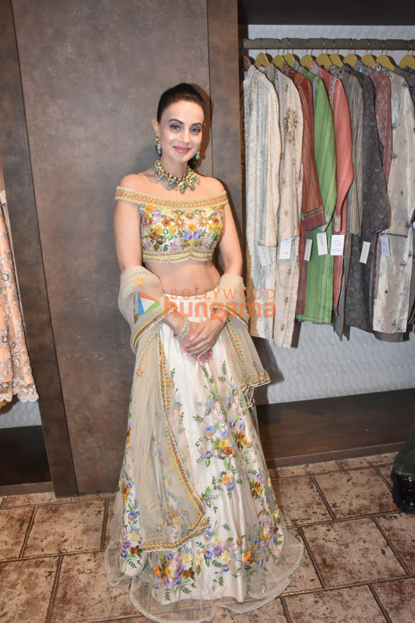 photos ameesha patel snapped in santacruz 4