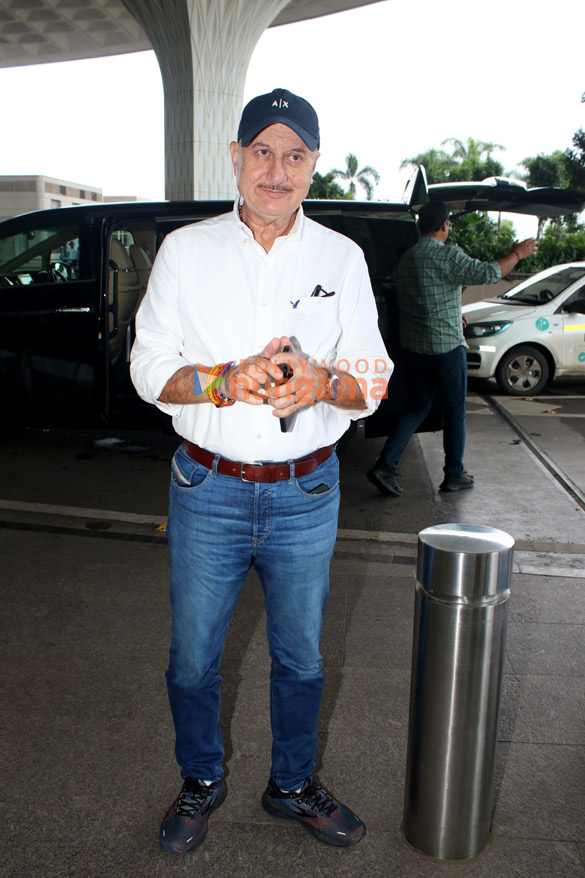 photos anupam kher gulshan grover and sailesh lodha snapped at the airport 4