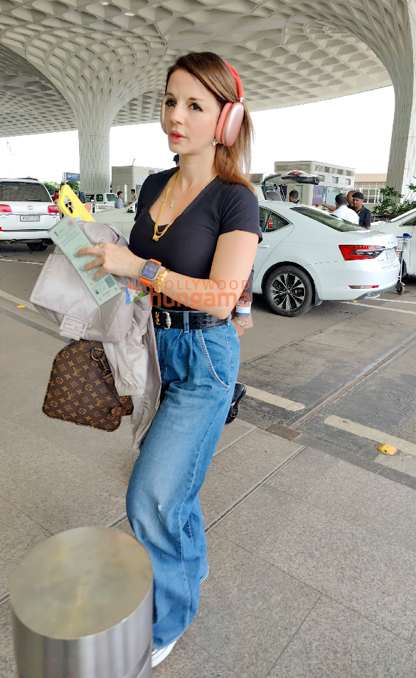 photos arjun rampal and sussanne khan snapped at the airport 2