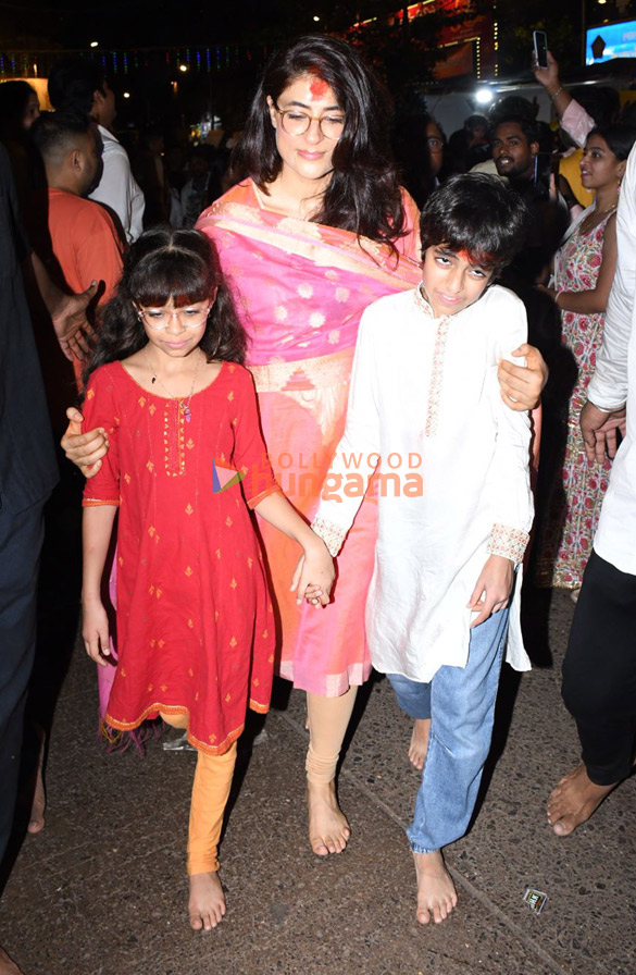 photos ayushmann khurrana sanya malhotra pragya jaiswal and others snapped at lalbaugcha raja 4