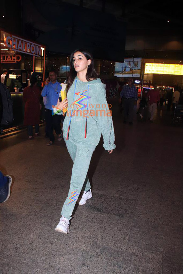 photos ayushmann khurrana and ananya pandey snapped at the airport 2 2