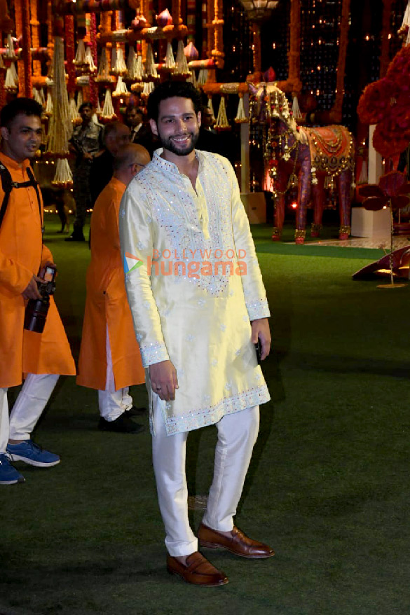 photos celebs arrive at ambanis house for ganpati darshan5 9