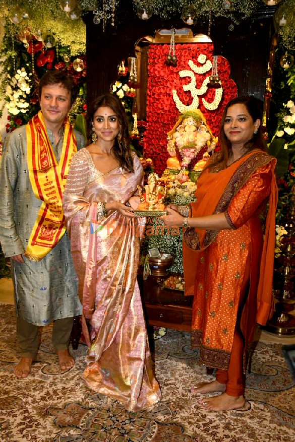 Photos Celebs snapped at CM’s residence for Ganpati Darshan (4)