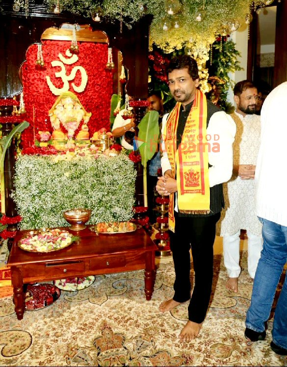 Photos Celebs snapped at CM’s residence for Ganpati Darshan (7)