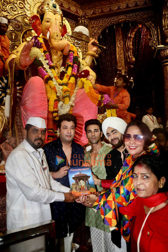 photos fukrey 3 team visit lalbaugcha raja to seek lord ganeshas blessings 2