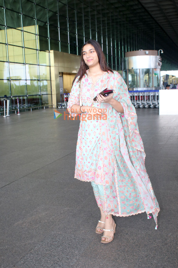 photos hrithik roshan sunny leone saiee manjrekar and arjun rampal snapped at the airport 3